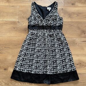Carmen Marc Valvo Silk Dress Size 6 Black White V-Neck‎ Beaded Waist A-Line